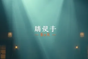 雾港码头夜景剧照，蓝色路灯下人影与集装箱轮廓交错